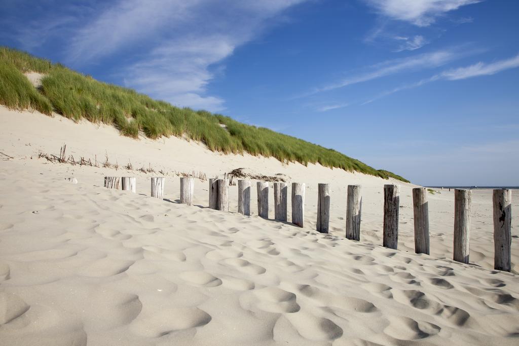 Zeeduin, Met Zonnig Terras - Volledige Keuken- Resort Amelander Kaap, Incl Verwarmd Hotel-Zwembad Nabij Dorp, Duinen En Strand Hollum  Zimmer foto